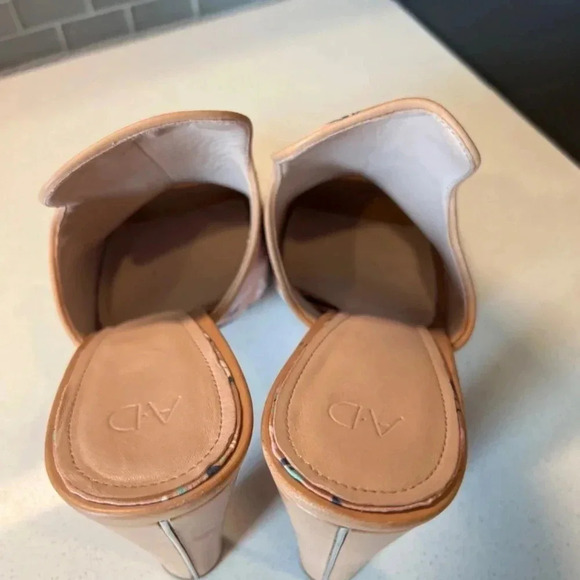 Gently worn, very comfortable, and to with anything size 10 heel size 3” sandals - Picture 4 of 6